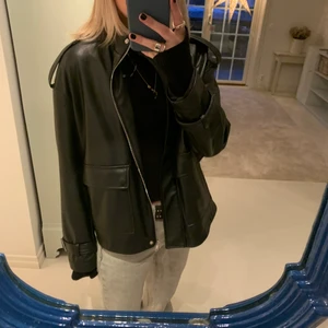 Skinnjacka - Säljer denna skinnjacka från NA-KD, storlek 36 och knappt använd. Frakten kostar 66kr. 