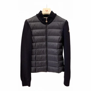 Moncler cardigan - Säljer min äkta moncler cardigan, har  äktighetsbevis. Storlek 14 men passar en Xs och S.