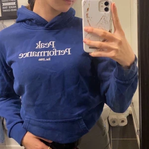 Peak Performance Hoodie - Säljer min blåa peak hoodie i storlek 170/S/XS superbra skick  och bra kvalle! Köpt för 649kr💗Skrynklig då den har legat i lådan hela tiden. 200 + 45= 245kr