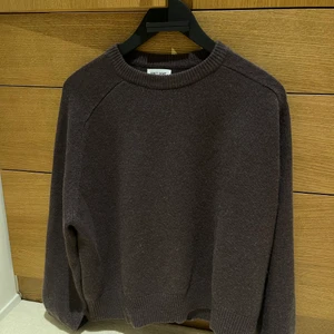 SoftGoat tröja - Säljer denna sprillans nya softgoat tröjan i mörkbrunt. Modellen Boyfriend O-Neck, storlek XS (som modellen på sista bilden). Endast använd en gång då det var en julklapp. Köpt för 2495kr i deras butik i Stockholm. Möts upp på Karlaplan eller Östermalmstorg, annars frakt.