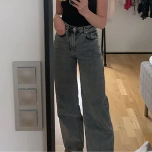 Jeans  - Ett par gråa jeans från NA-KD i storlek 34. Använda 4 gånger så i ett väldigt bra skick. Pris 350kr. Nypris 549kr. Köparen står för frakten.❤️❤️