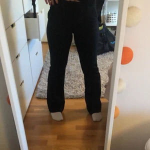 Kostymbyxor  - Intresse koll på mina jätt fin kostymbyxor från bikbok✨Storlek 38✨ går lite över hälen på mig som är 160cm✨