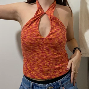 Halterneck topp strl S - Orange halterneck topp strl S. Använd 1 gång bara men i väldigt bra skick! Stretchigt material.