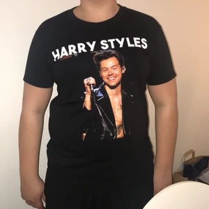 Harry styles t-shirt, storlek s - Säljer för att den var för liten för mig. Har bara haft på mig den en gång när jag skulle se om den passade. Skickar iväg bara i Sverige.