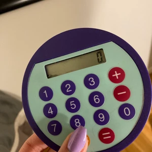 Söt miniräknare! - Liten söt miniräknare för de små mattegenierna.  OBSERVERA: har bara + och - GRATIS FRAKT 💶 Jag tar Swish, swisha alltid innan postningen   📨Köpare står för frakt   ❌inga returer   📦 Om man vill köpa flera saker så kan vi komma överens om ett paketpris   🌸Om vi ska mötas för att ett föremål ska byta ägare måste vi båda vara symtomfria