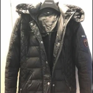 Vinterjacka - Hej! Jag säljer min rock and blue jacka utan pälskrage. Har använt den bara under en vinter (ungefär 1-2 månader) och den är som en helt ny, har inga slitningar eller något liknande. Den är i storleken 36 men passar även en som har storlek 38. 