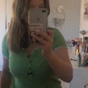 Odd Molly tröja - Grön fin Odd Molly tröja, jag säljer denna för att den inte har kommit till användning. Den sitter dock perfekt på mig som har S/M i tröjor! 