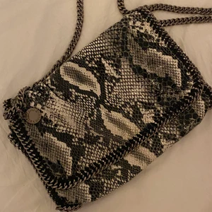 Stella väska - Säljer denna unika stella väska för att den ej kommer till användning, först till kvarn! Vid snabb affär kan pris diskuteras😊