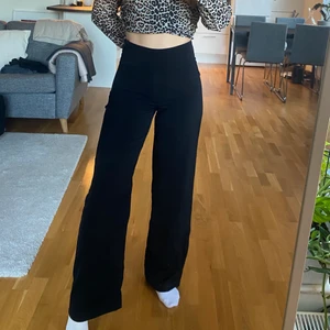 Svarta kostymbyxor 36 - Supersnygga och bekväma kostymbyxor i storlek 36❣️ höga i midjan, stretchiga och långa i benen. Formar sig efter kroppen superbra! Passar xs-s beroende på hur man vill ha passformen
