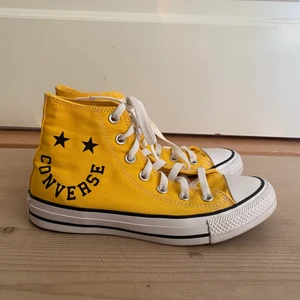 Gula converse - Säljer dessa coola, gula conversen med roliga detaljer! 🥰 Säljer dem då jag inte har använt de något sedan jag köpte dem, därav är de i väldigt bra skick! Storlek 37,5 och säljer för 300 kr + frakt 💖