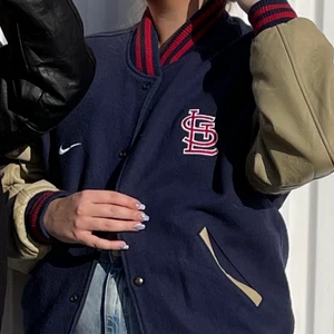 Nike varsity jacka - Vintage jacka från Nike, storlek L och är super härlig och unik. Köparen står för frakten. 