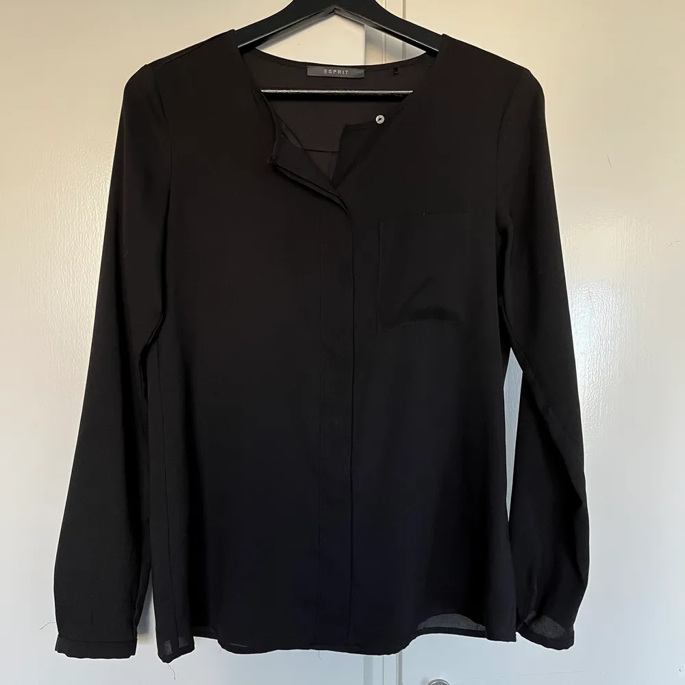 Svart blus med fina detaljer från Esprit Stl 36, flexibel men lite trång i ärmarna Polyester Sparsamt använd, några trådar som sticker ut men enkelt att klippa bort, annars inget att anmärka på 🖤166kr inkl spårbar frakt . Blusar.