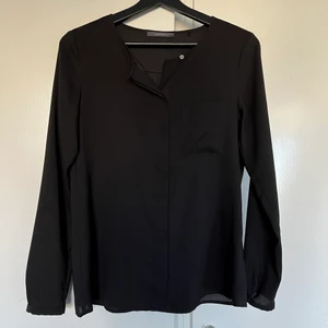 Fin blus från Esprit - Svart blus med fina detaljer från Esprit Stl 36, flexibel men lite trång i ärmarna Polyester Sparsamt använd, några trådar som sticker ut men enkelt att klippa bort, annars inget att anmärka på 🖤166kr inkl spårbar frakt 