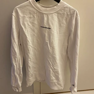 Calvin Klein Strl. S Sweatshirt  - Calvin Klein Strl. S, sparsamt använd. Nypris 1099 kr. Köparen står för eventuell frakt.