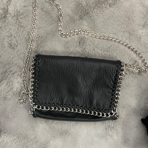 Tiamo väska - Säljer denna såå fina tiamo väskan i den ganska stora storleken!❤️ den är i fint skick men kedje ringen har tappat lite färg men inget man tänker på💞 buda privat