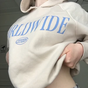 Collage Hoodie från Gina Tricot - Säljer nu min fina hoodie från Gina Tricot i storlek XS 💕 Köptes för cirka 300kr för något år sedan på Gina Tricot och men är i jättefint skick! Skriv gärna om du är intresserad eller vill ha fler bilder på den! 