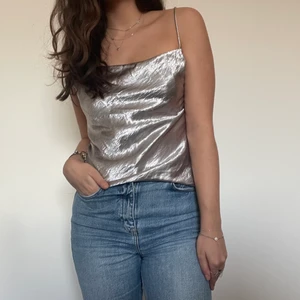Silvrig skimrande topp! - ❄️En silvrig jättefin skimrande topp! Passar XS/S. Frakten kan bli mer eller mindre beroende på vilket paket den får plats i!❄️
