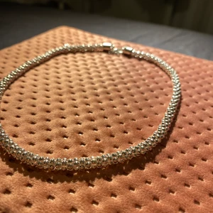 silver halsband - Vackert silver halsband, ej äkta men ser 100% äkta ut. Aldrig använts tidigare och är väldigt elegant <3
