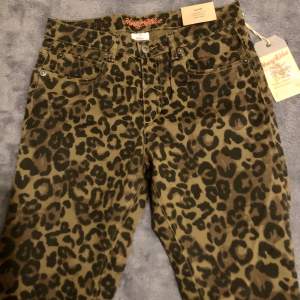 Snygga leopardmönstrade jeans från Honey B Blue inköpta på Joy. Stl 38 Nypriset var 599kr Oanvända 