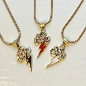 ✨ GULDHALSBAND ✨ - Populära blixthalsband för 105 kr, frakten inkluderad 💫 Berlocken finns att välja mellan vit, svart eller röd och kedjan är rostfri 🙌🏼 Finns bara ett begränsat antal så passa på och köp medans dina favoriter finns kvar! 