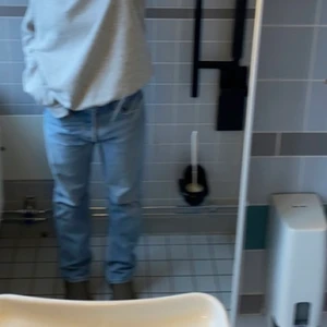 Levis jeans 501 - Säljer dessa så najs Levis 501 i en sån fin blå färg! Säljer för jag har så många liknande blå jeans, inga slitage elelr något alls💘💘💘 hör av er om ni har frågor!