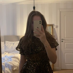 Klänning - Säljer denna coola leopard klänning från NA-KD🐆använd 2 gånger