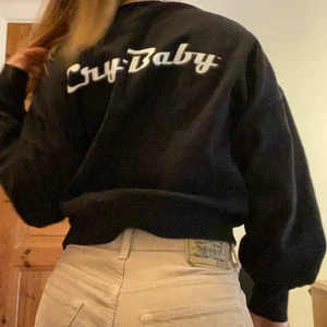 cry baby sweatshirt -  svart sweatshirt med johnny depp motiv på framsidan och "cry baby" på baksidan, super skön och fin!💕