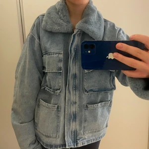 Jeans jacka med päls - Sjukt snygg (och praktisk!!) jeans jacka med fuskpäls med massa fickor och fin passform❤️ Väldigt varm och mysig! Från Boohoo och använd 2-3 gånger🥰