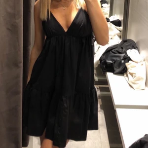 Zara Klänning  - Vill få denna såld så snabbt som möjligt, använd två gånger. Storlek Xs💕 slutsåld på hemsidan.