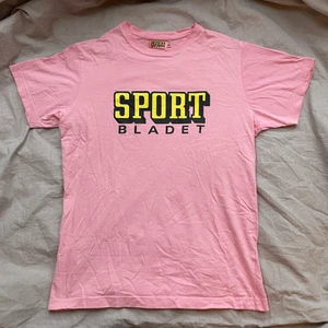 Sportbladet t-shirt - Sportbladet t-shirt i herrstrl M o fint skick 💕💕💕 Fraktas spårbart för 51 kr 🦋