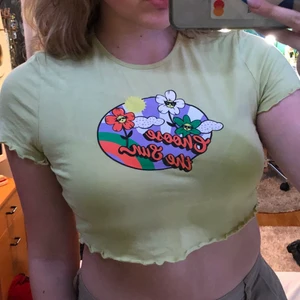 ljusgul tröja med tryck 🙏 - Super gullig lund jusgul tröja med ett tryck över bröstet, lite volang runt ärmarna och magen. använd fåtal gånger 💗