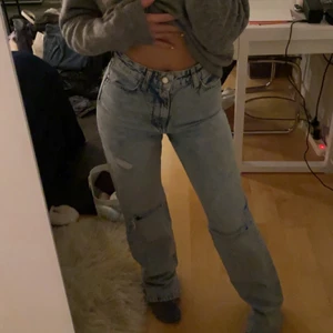 Zara full length  - Säljer dessa zara jeans i full length då de är alldeles för långa för mig! 