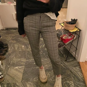 Hm kostymbyxor - Säljer dessa kostymbyxor från hm. Medelhög midja och sitter jättesnyggt. Strl 32