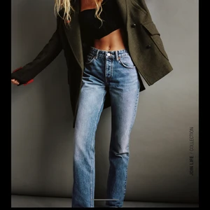 Straight jeans  - Straight jeans från zara i storlek 40 och är ganska små i storleken så de passar inte mig <33