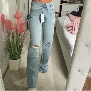 Zara jeans  - Säljer ett par jeans från zara då dom var för stora för mig, så fina och para provade, prislapp kvar🙈