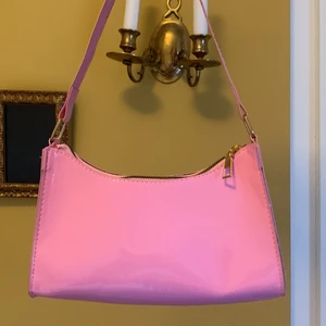 Rosa väska  - Hejsan! Detta är en väska som inte används och som söker nytt hem. Den är oanvänd. 