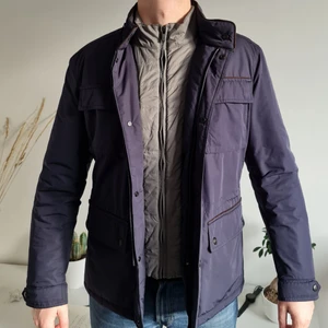 Massimo Dutti jacka M - Massimo Dutti, Använd 2 gånger (som ny), avtagbar innerväst, luva i kragen, många fickor, ställbar midja. Nypris: 2300