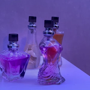 Parfymer - Parfymer som ej kommer till användning, alla 4 luktar jätte gott. Alla är test sprutade förutom den där bak som är använd men har mer än halva kvar. 35kr/st eller alla för 120. Frakt tillkommer! ⚡️🚚