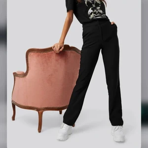 Kostymbyxor från NAKD x Erica Kvams - Ett par fina raka kostymbyxor från Erica Kvams kollektion för  NAKD i storlek 38. Funkar som 36 likaså. Knappt använda så som nya. 