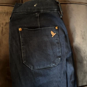 Made in heaven bootcut jeans - Blåa Made in heaven jeans i jättefint skick i storlek 24. Nypris 2500kr