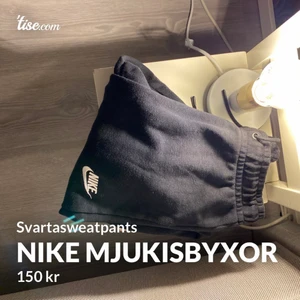 Nike mjukisbyxor  - svarta Nike sweatpants. Är som nya. Säljer pga dör små för mig