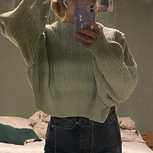 Mysig stickad tröja - Mysig stickad tröja från Gina i stl M men sitter bra på mig som har xs. Så fungerar bra på dom flesta beroende på hur man vill att den ska sitta.