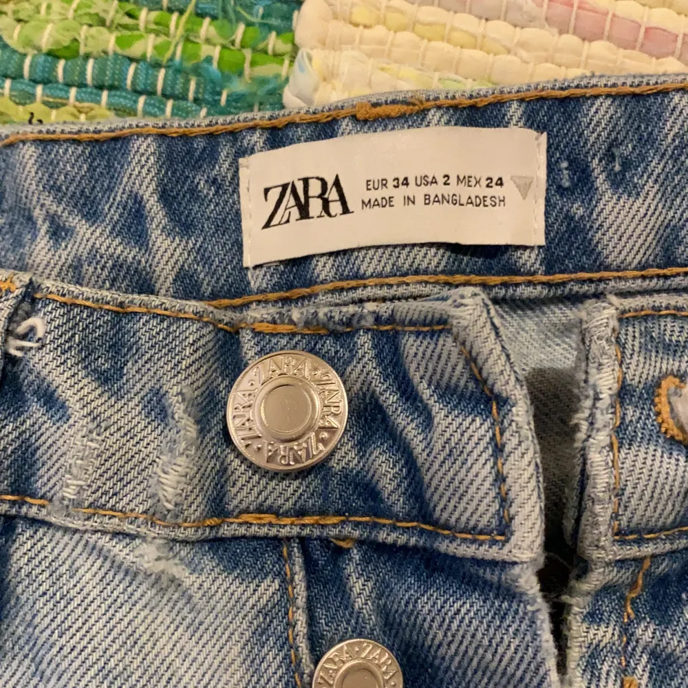 Raka jeans från zara i stl 34. Bra skick men har en liten defekt på baksidan av ett hål som har lagats men inget man tänker på.. Jeans & Byxor.