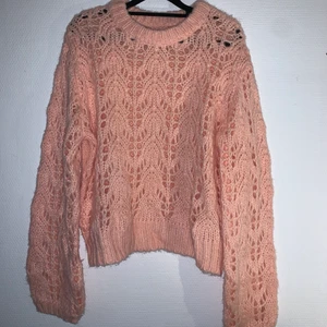 Bik Bok stickad tröja - Rosa stickad tröja från Bik Bok i strl M. Väldigt bra skick och väldigt fin. Vid många intresserade blir det budgivning 