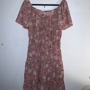 Shein Klänning - Rosa blommig klänning från Shein som man knyter framtill. Köpte den här på plick men tyckte inte den passade mig. Står strl L men den är liten i storlek så skulle säga att den passar S-M beroende på hur du vill att den ska sitta. I bra skick!