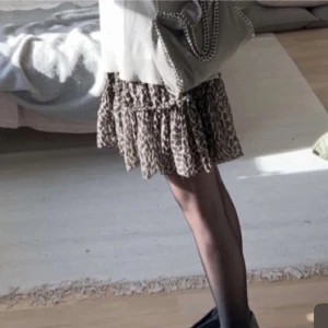 Klänning - Säljer världens snyggaste slutsålda klänning 💗 storlek 34 men passar även 36/en liten 38. Tyvärr har den aldrig kommit till användning så skicket är perfekt! Hör av dig för frågor eller fler bilder.🌸 (Lånade bilder) ‼️ Köparen står för frakt ‼️