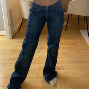 Levis jeans  - Köpta i Italien på en vintage levis butik, passar alltifrån 32-36, sitter obersized på mig 