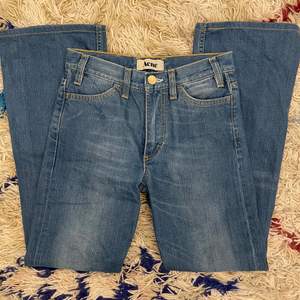 Acne jeans i jätte fin tvätt! De är lågmidjade & raka/bootcut i storlek 25 längd 32!! Fanns ett litet hål vid gylfen, men fixat💙