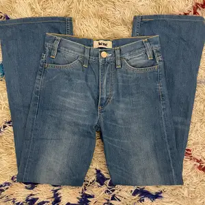 Acne jeans i jätte fin tvätt! De är lågmidjade & raka/bootcut i storlek 25 längd 32!! Fanns ett litet hål vid gylfen, men fixat💙