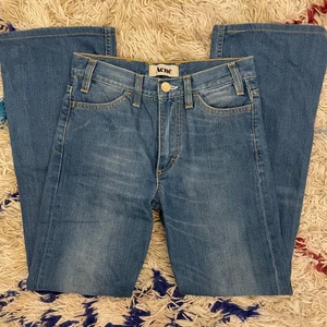 Acne jeans - Acne jeans i jätte fin tvätt! De är lågmidjade & raka/bootcut i storlek 25 längd 32!! Fanns ett litet hål vid gylfen, men fixat💙